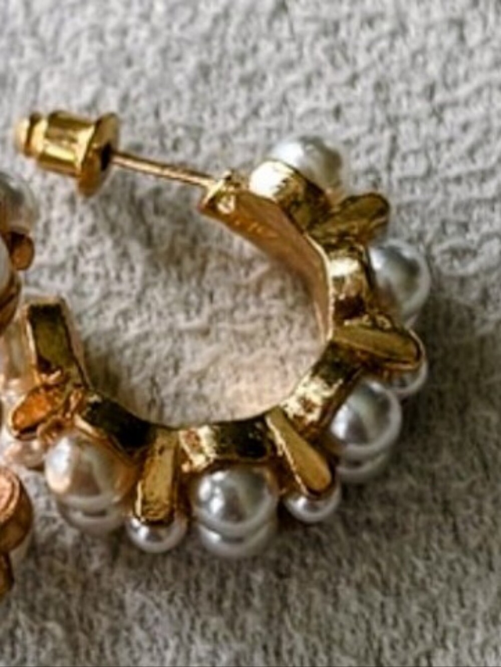 SALE 💰 Pearl huggie earrings